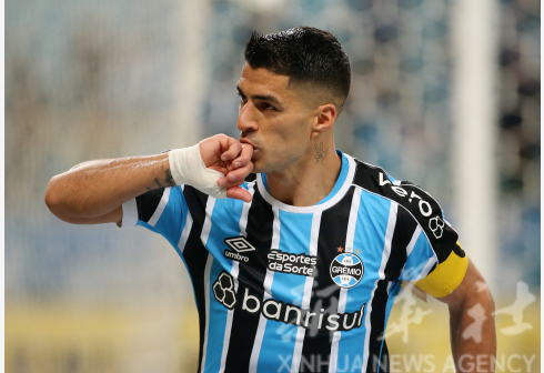 Suarez on target as Gremio stay in title race