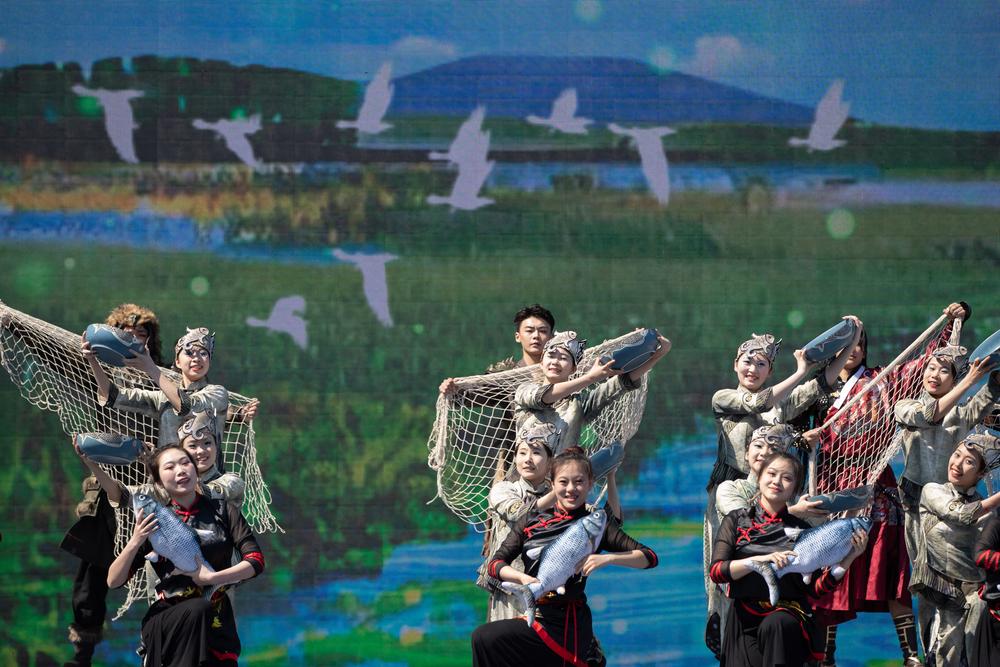 [사진] 전통 고기잡이 복장으로 공연하는 연기자들